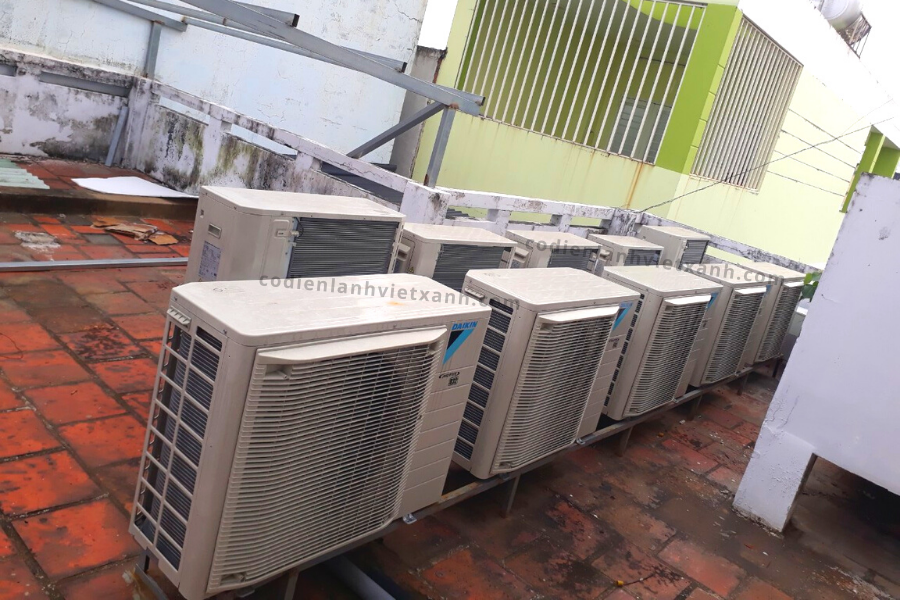 Thi công lắp đặt máy lạnh cassette âm trần Daikin cho siêu thị nội thất